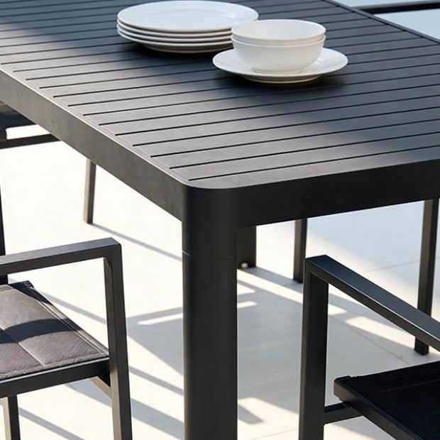 Großhandel: Ausziehbarer Outdoor - Esstisch aus Aluminium mit Lamellenplatte - rechteckiger Terrassen - und Gartentisch - 11D26C